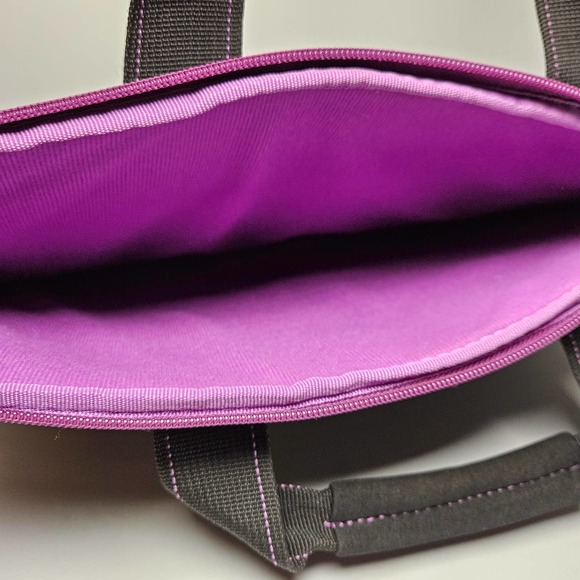 Targus Laptop Carrying Sleeve, 15" x 11" Internal Dimensions - Picture 4 of 5